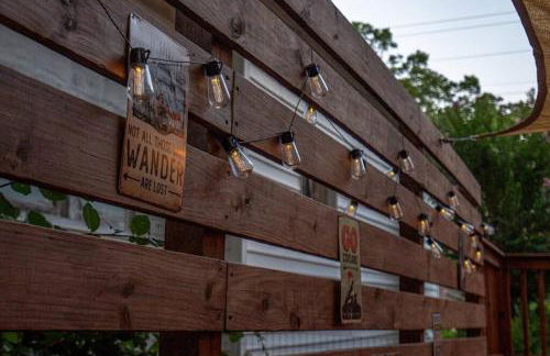 Vineyard Cottage-Pet Friendly & Walk to Oaklawn! - Foto 52