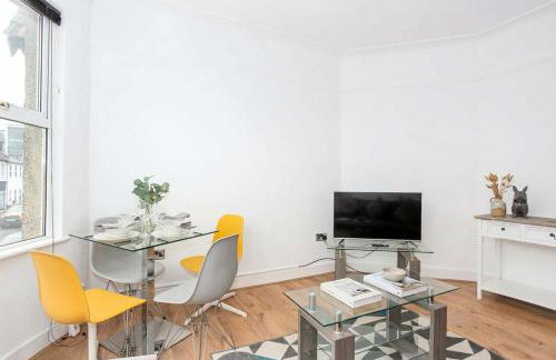 Modern 3 Bedroom Home with Parking in Southend - Foto 12