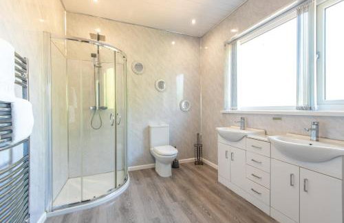 Large House for Groups with Huge Driveway - FREE PARKING - Photo 12