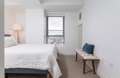 High Rise Retreat w City Skyline Views Shared Gym - Photo 44