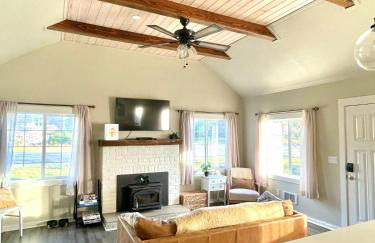 Waddle on Inn- Hot Tub, Pet Friendly, Fully Fenced, 5 Blocks to Beach! - Foto 9
