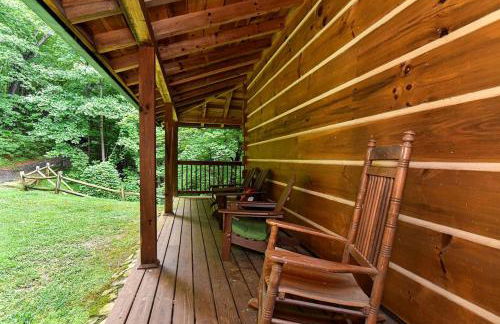 Stunning Mountain Cabin with Hot Tub and Game Room Near Asheville in Old Fort, NC - Foto 33