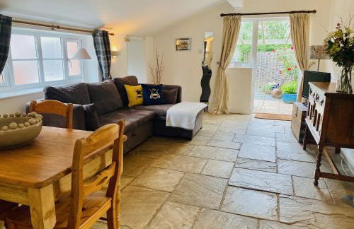 The Parlour - Photo 6