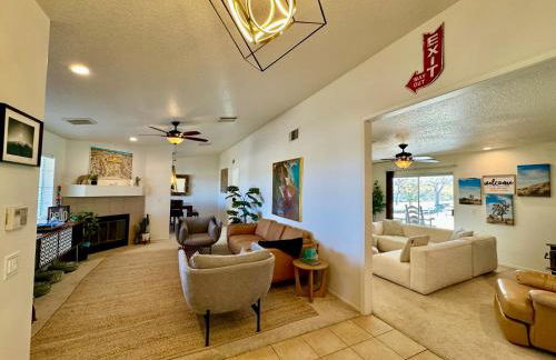 Epic Views, Huge House, Acres of J-Trees to explore, Hot Tub, Pool, AC, and Mini-Golf - Foto 14