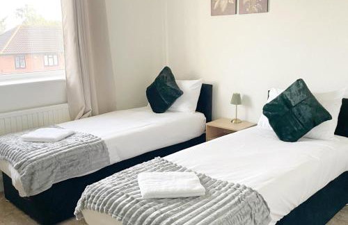 Business & Family Friendly 6 Bed Stay with Garden - Free Parking - Fast Wi-Fi and workspace - London & Essex Links - Photo 5