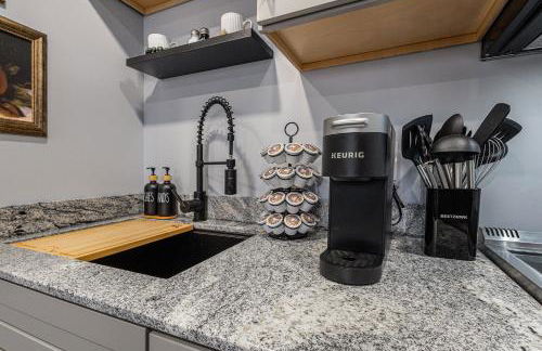 Completely Remodeled Walking Distance to Downtown Close to the Beach Downstairs Washer Dryer - Foto 28