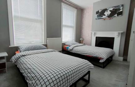 Comfortable Home Away From Home - Photo 27