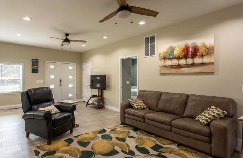 3BR House By Lake with BBQ Fire Pit & EV Charger - Foto 1