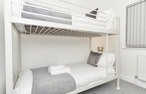 Meadow View - A Beautiful 3 Bed Apt With Stunning Countryside Views & Parking - Close To Ventnor, Shanklin & Sandown - 5 mins To Beach - Ideal For Friends, Families, & Business Stays - Dog Friendly - Foto 7