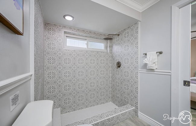 8BR Villa with Heated Pool Near Beach - Foto 51