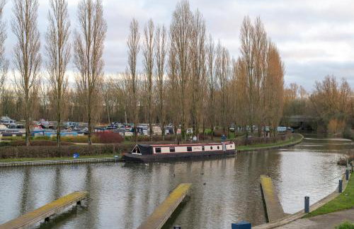 Lovely Home Near Canal, Park, & Central MK - Photo 26