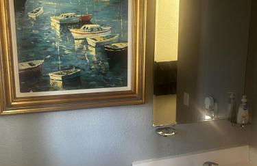 Cozy Luxury One-Bedroom with Designer Lighting - Foto 11