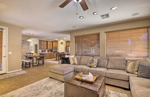 Family Gem in Phoenix with Saltwater Pool and Theater - Foto 17