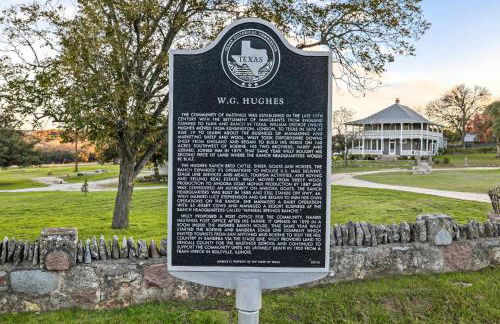 Kingsby Farmhouse - 1BR with 2 Queens & Mountain Views - Photo 6