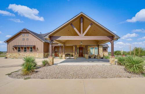 Elegant Sunset Meadow Ranch in Texas with Hot Tub - Photo 37