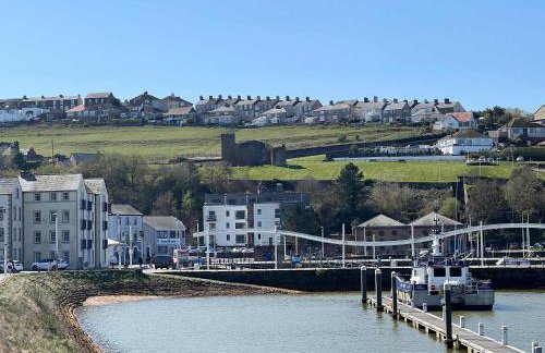 Lovely 2 Bed Harbourside Apartment with Sea Views - Photo 6