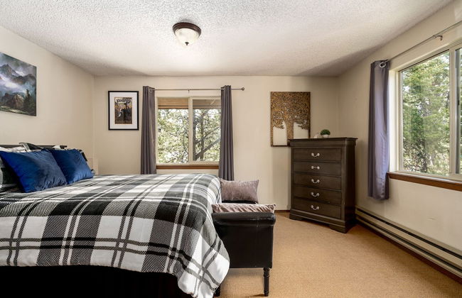 Huckleberry House - Photo 2