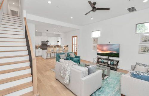 Tranquil Downtown Escape with Backyard - Photo 59