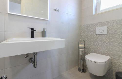 New modern villa Gogo with private pool near the beach and town of Pula by WiiBuk - Foto 15