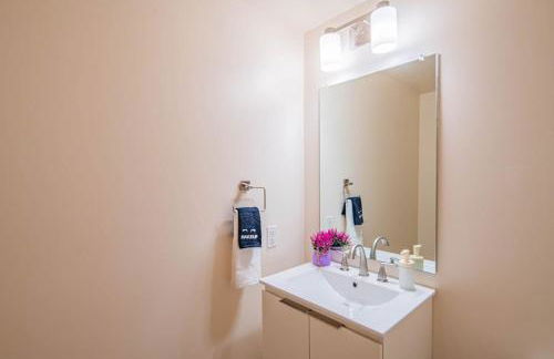 Stylish 1BR HighRise DT, Parking, Pool, Gym, W-D, Golf - Foto 41