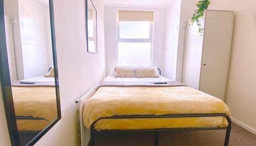 Group accommodation Wolverhampton - Photo 4, wardrobe