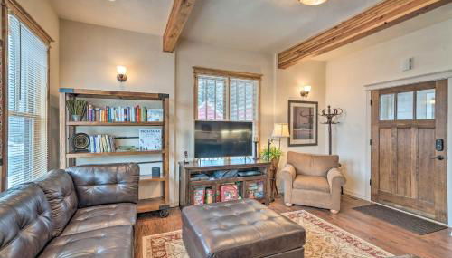 Updated Townhome with Hot Tub - Walk to Downtown! - Foto 4