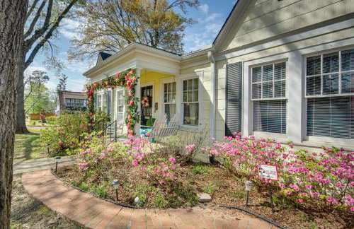 The Pink Azalea - Tyler Home with Yard and Patio! - Foto 32
