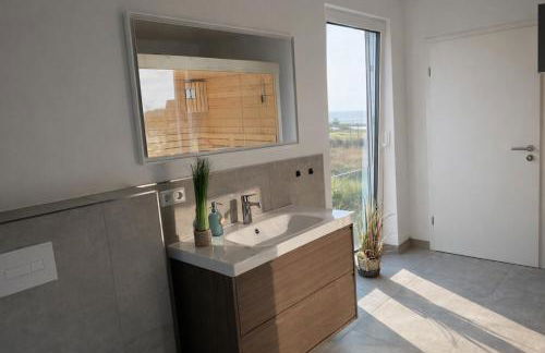 HausLIEBLINGSPLATZ - am Meer - Luxus Villa mit 4 Schlafzimmern, 3 Badezimmern Sauna, Kamin, Weber-Grill und Wallbox - Foto 31