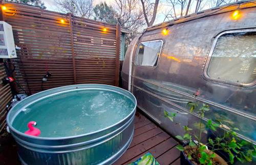 Sleek Retro Airstream Rental for Glamping for Two near Downtown Austin - Foto 6