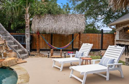 Tropical Escape Pool Jacuzzi Bar in Alvin TX - Photo 7