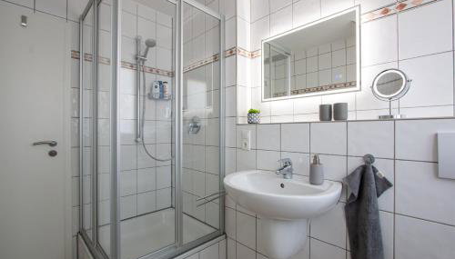 Ferienwohnungen Möhnesee - zentral, stilvoll und ruhig mit Balkon und Boxspringbetten - Foto 3, towels, Shower
