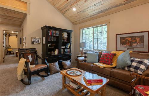 Uncle Chris Cabin by KABINO Air Conditioning Smart TVs Chefs Kitchen Spacious WiFi Grill Bills Island Reservoir Fishing - Foto 28