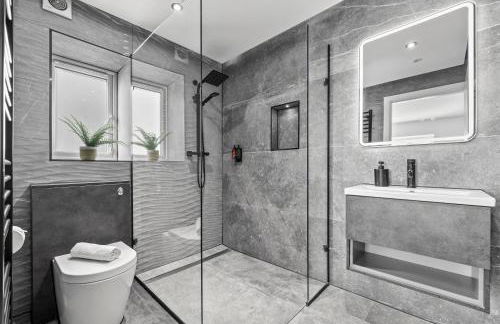 The Oaks Barn - A Countryside Luxury Rural Escape with Hot tub & Fire Pit! Tranquil Group Retreat - Sleeps 8, Pet Friendly & Off road Parking - By Blue Puffin Stays - Photo 40