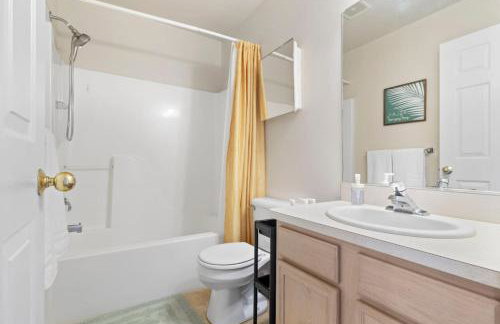 Quiet Suburban Home with Art Deco Flair - Foto 18