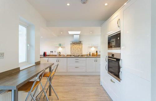 Modern Seaside House with Hot Tub - Foto 8