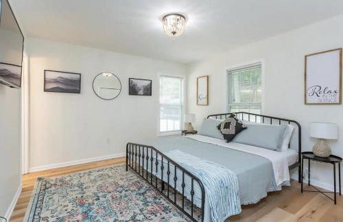 In The Woods - 5 BR Chalet with Game Room, Fire Table and Hot Tub - Foto 21