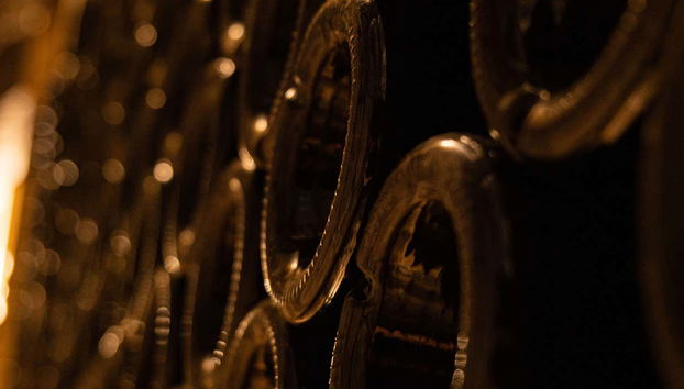 Bouteilles de vin stockées dans des caves souterraines