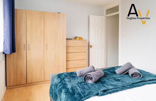 Northampton Pop Art House - Free Parking - Fast Wi Fi by AV Hughes Properties - Photo 3