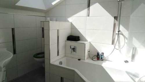 Komplette Dachwohnung mit Balkon und Bergblick - Foto 3