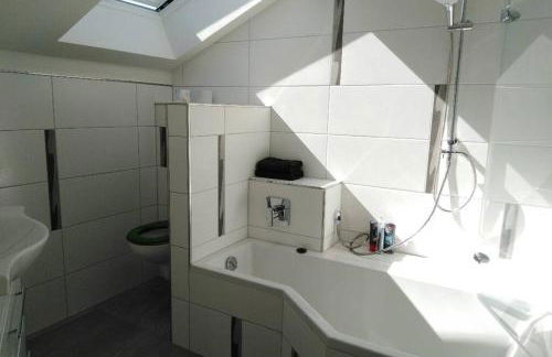 Komplette Dachwohnung mit Balkon und Bergblick - Foto 3