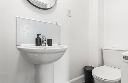 Spacious 3-Bed Home, Parking, Garden, Sleeps 7 - Foto 37