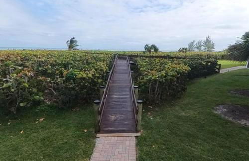 Oceanfront luxury at Hibiscus Breeze, charming 2/2 condo on North Hutchinson Island 3 Month Min - Photo 25