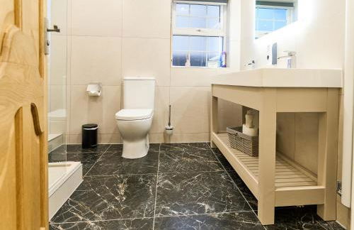 Lethbridge Villa 49 3-bedroom Apartment with private HOT TUB,Fibre WiFi, free parking, sleeps 6 - Foto 30