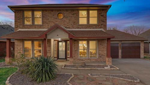 Glamorous 4BR 2,5BA Holiday Home with Pool, Game Room & Fire Pit - Foto 2