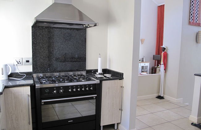 Stunning Cape Peninsula Holiday Villa With Pool - Photo 5