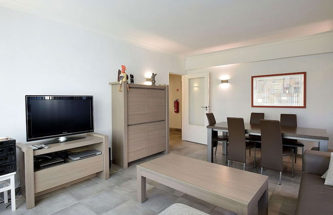 Sunny Escape by the Shore - Photo 9