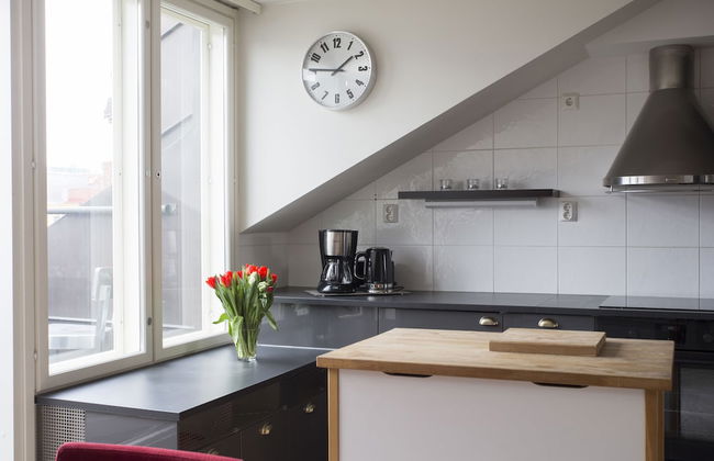 2ndhomes 2BR Penthouse with Balcony and Sauna - Photo 10