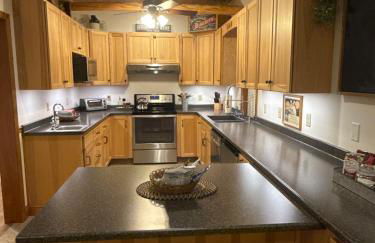 Prime Northern Maine Snowmobiling Retreat with Full Kitchen & Winter Trails Access - Foto 16