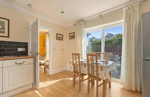 Sunningdale - Beach Side Cottage, Sea Views, Parking - Photo 8