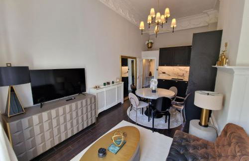 Stunning Hyde Park Home with Private Balcony & Lift Elevator Access - Foto 12